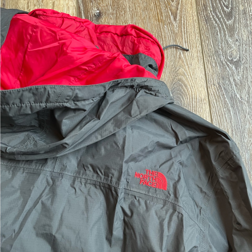 The North Face Men's Gray and Red Windbreaker - Picture 3 of 5
